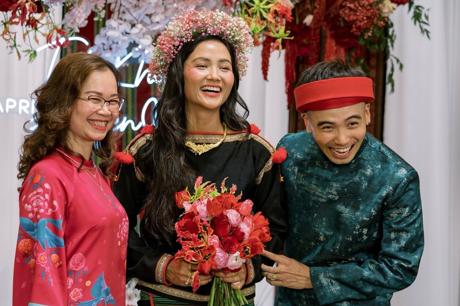 HHen Niê tiết lộ lý do đi chân trần trong đám cưới