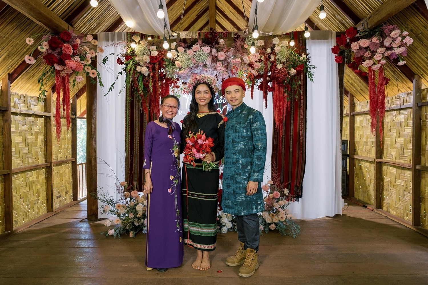 HHen Niê tiết lộ lý do đi chân trần trong đám cưới