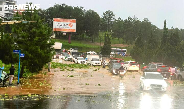 Một đoạn đường ven hồ Xuân Hương bị ngập cục bộ khiến các phương tiện di chuyển khó khăn.