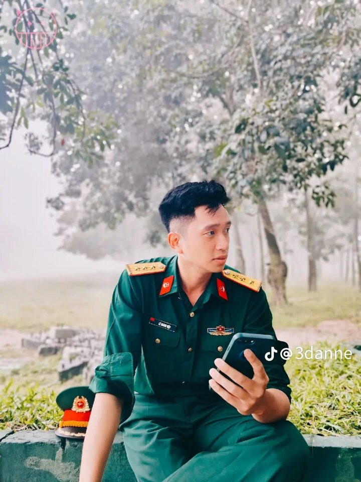 Trên các nền tảng mạng xã hội, hàng loạt khoảnh khắc đời thường hay những lúc Hiệp miệt mài rèn luyện trong đơn vị được người dân và đồng đội ghi lại, chia sẻ rộng rãi, giúp hình ảnh chàng quân nhân trở nên gần gũi và được yêu mến hơn.