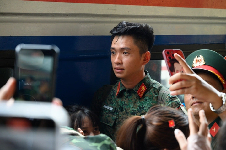 Với ngoại hình nổi bật và thần thái đĩnh đạc, anh được cộng đồng mạng ưu ái gọi là “nam thần quân đội”.