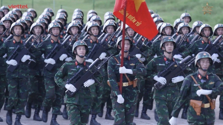 Phía sau là đội hình duyệt binh của Lữ đoàn Tác chiến điện tử, hàng trăm chiến sỹ bước đều, khí thế hùng dũng. Những hình ảnh này nhận được nhiều sự quan tâm của khán giả.