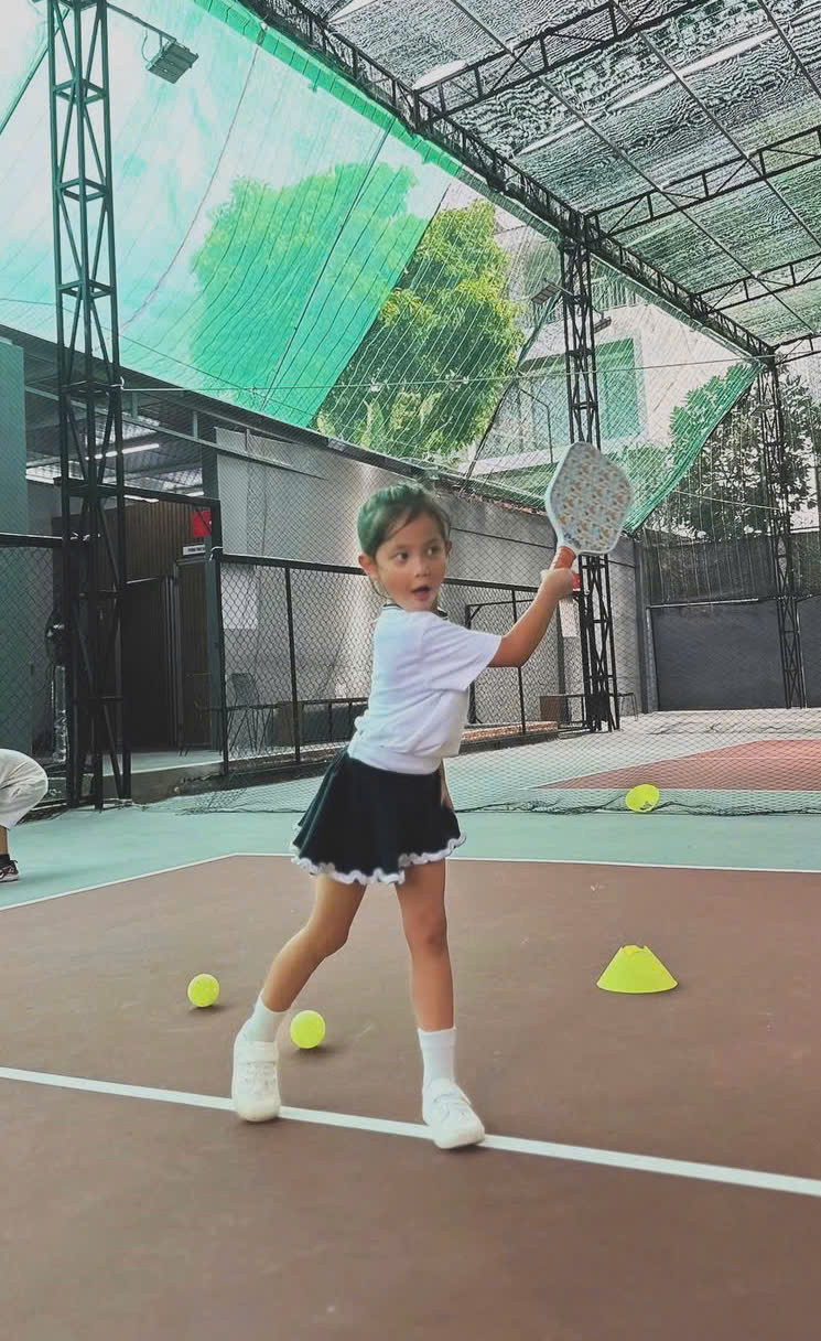 2 ái nữ 5 tuổi nhà Đông Nhi Hồ Ngọc Hà đọ chân dài dáng dấp như người mẫu trên sân pickleball