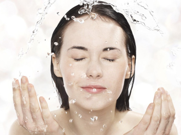 4 sai lầm rửa mặt làm da xấu đi từng ngày mà nhiều chị em gặp phải - Ảnh 2