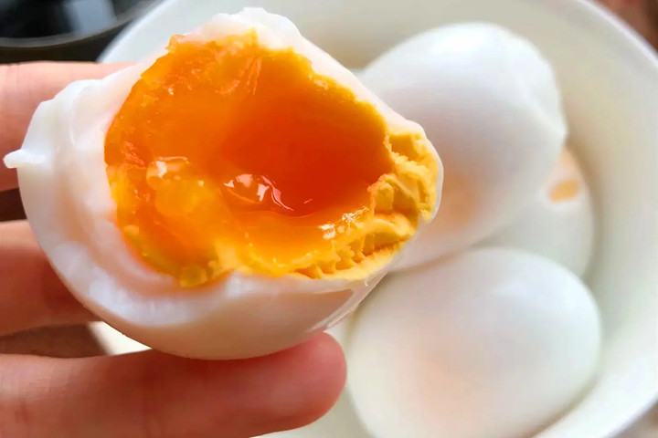 Nếu chỉ ăn lòng trắng, bạn sẽ bỏ phí đi nguồn dinh dưỡng quý giá. (Ảnh: Sohu)