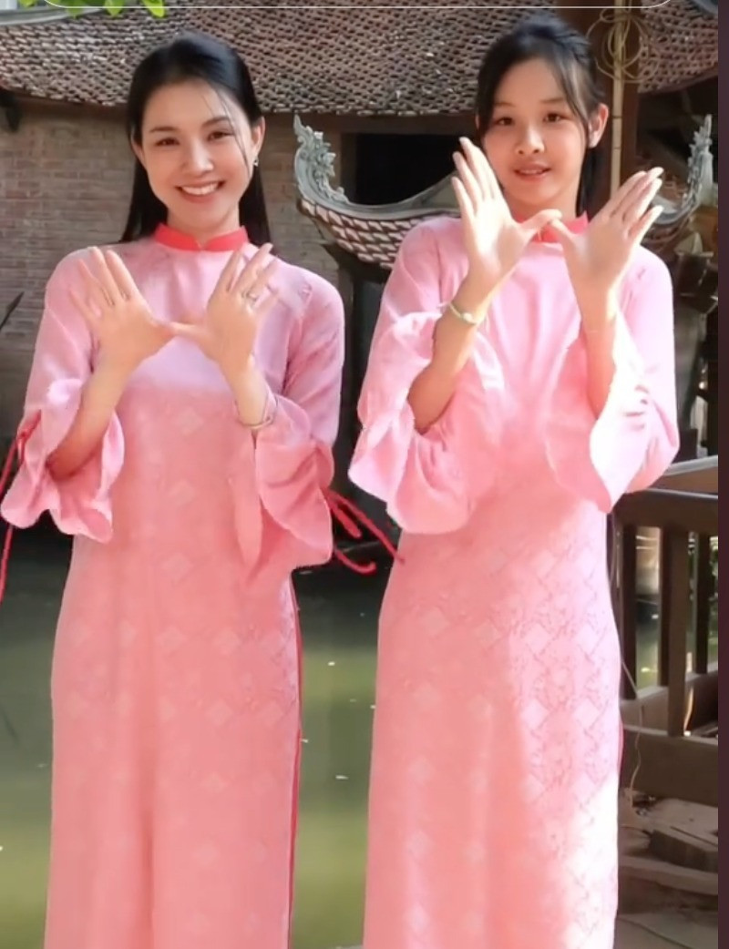 Chiều cao nổi bật của 2 con Hoa hậu Thùy Lâm