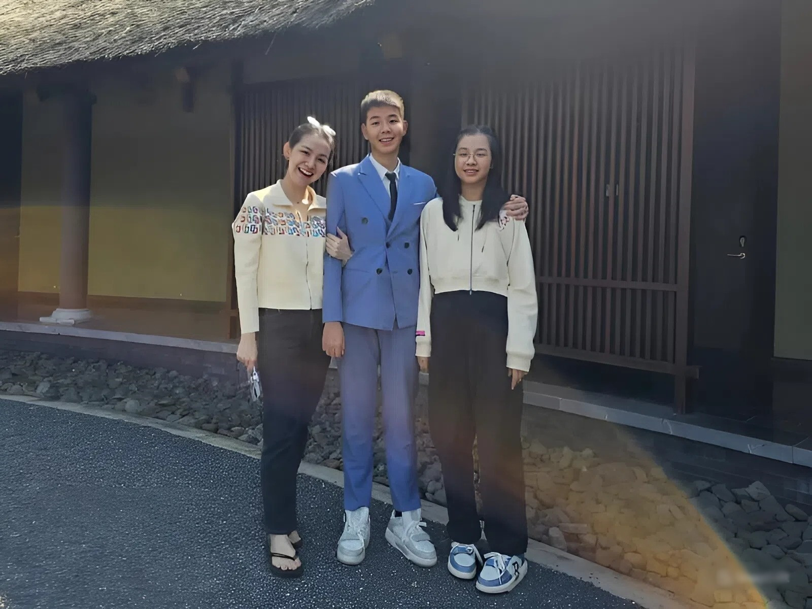 Chiều cao nổi bật của 2 con Hoa hậu Thùy Lâm