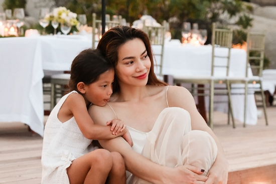 Không thua kém anh cả Subeo, cặp song sinh nhà Hồ Ngọc Hà được dạy dỗ tốt, visual khắp mạng xã hội