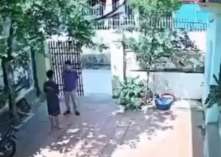 Camera giám sát ghi lại cảnh người đàn ông (được cho là thầy giáo) đến tận nhà tát học sinh. (Ảnh cắt từ clip)