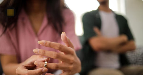 Ly hôn vẫn phải ở chung vì chưa bán được nhà, vợ chồng cũ dở khóc dở cười