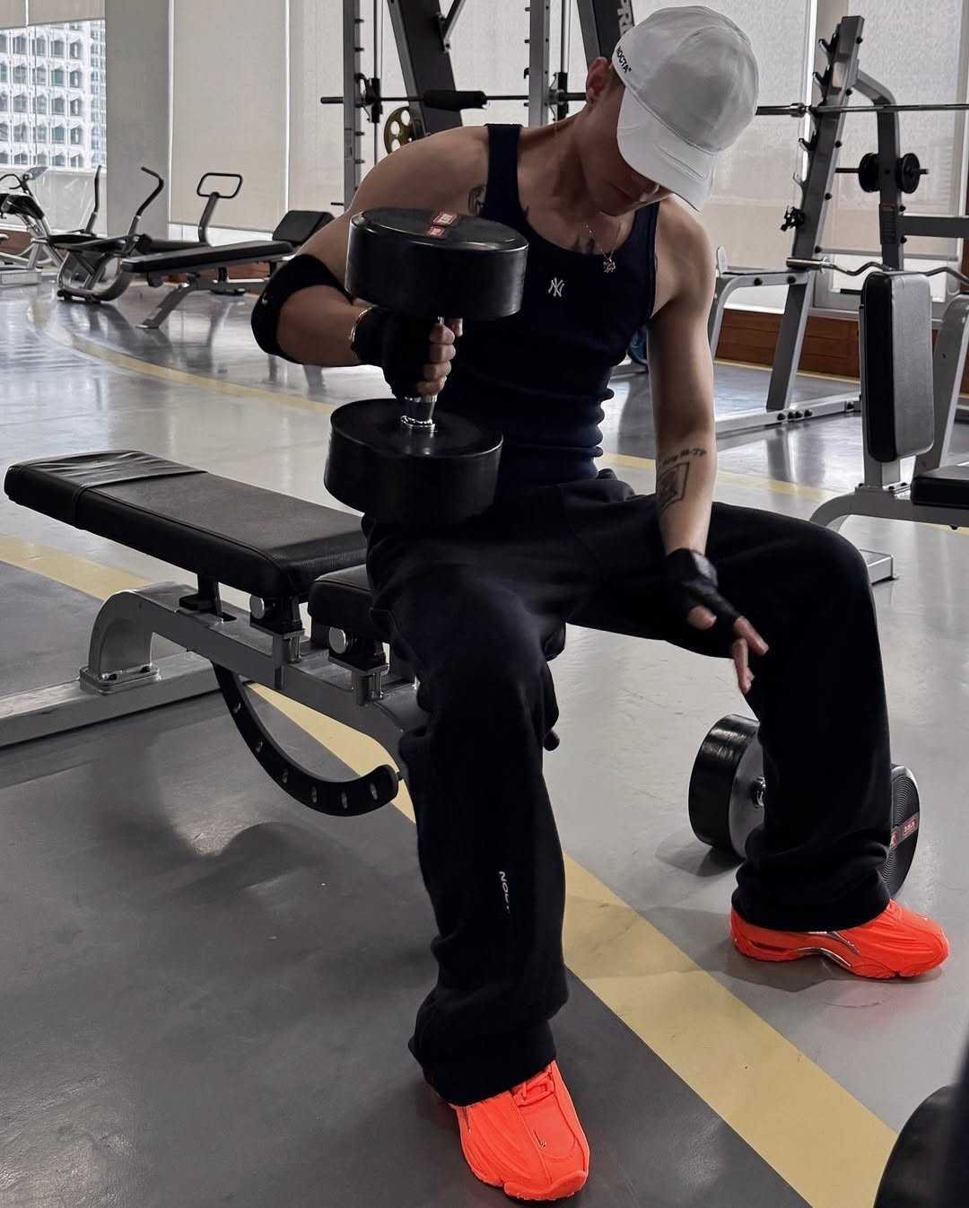 Sơn Tùng mặc lại áo đôi với Thiều Bảo Trâm còn khéo che mắt dân mạng nhờ 1 chi tiết