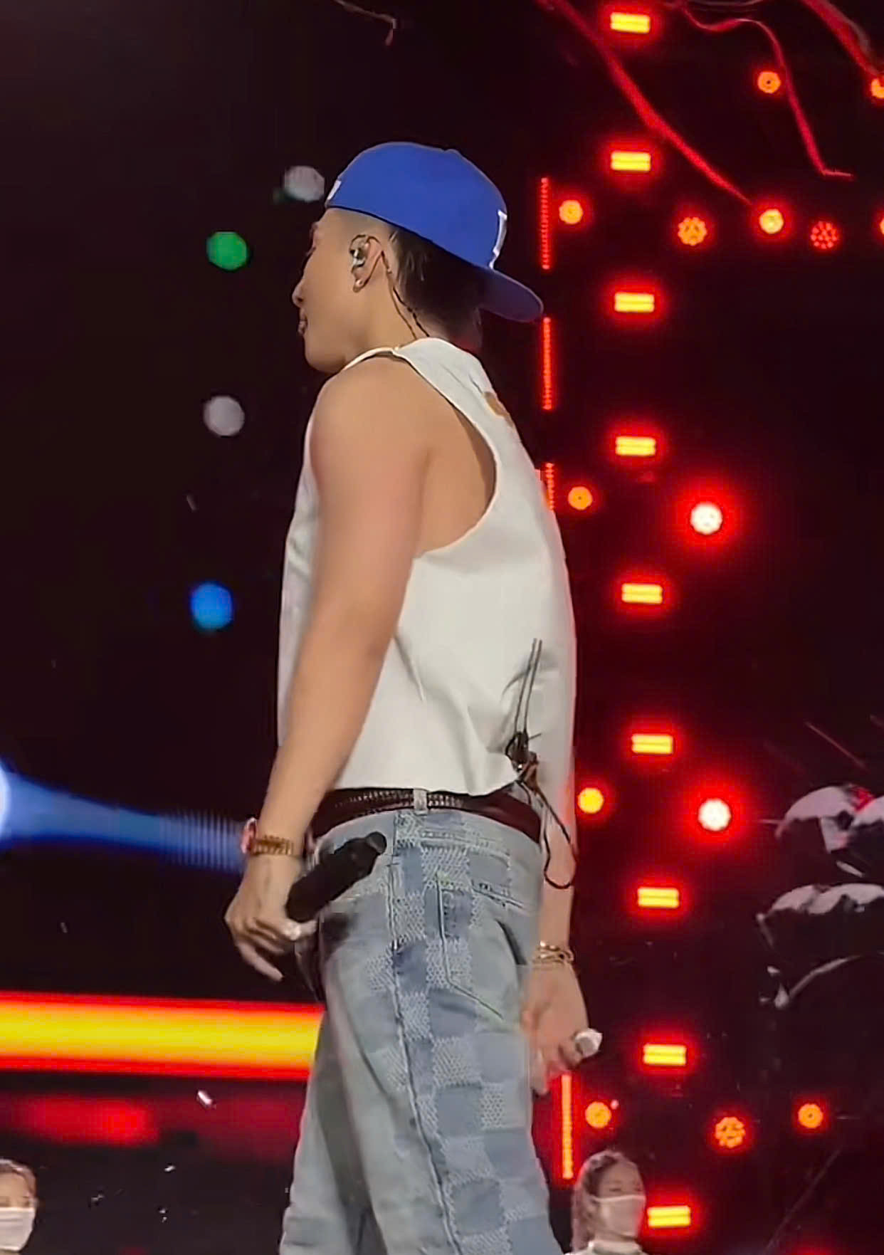 Nghi vấn Sơn Tùng mặc lại áo đôi với Thiều Bảo Trâm còn khéo che mắt dân mạng nhờ 1 chi tiết