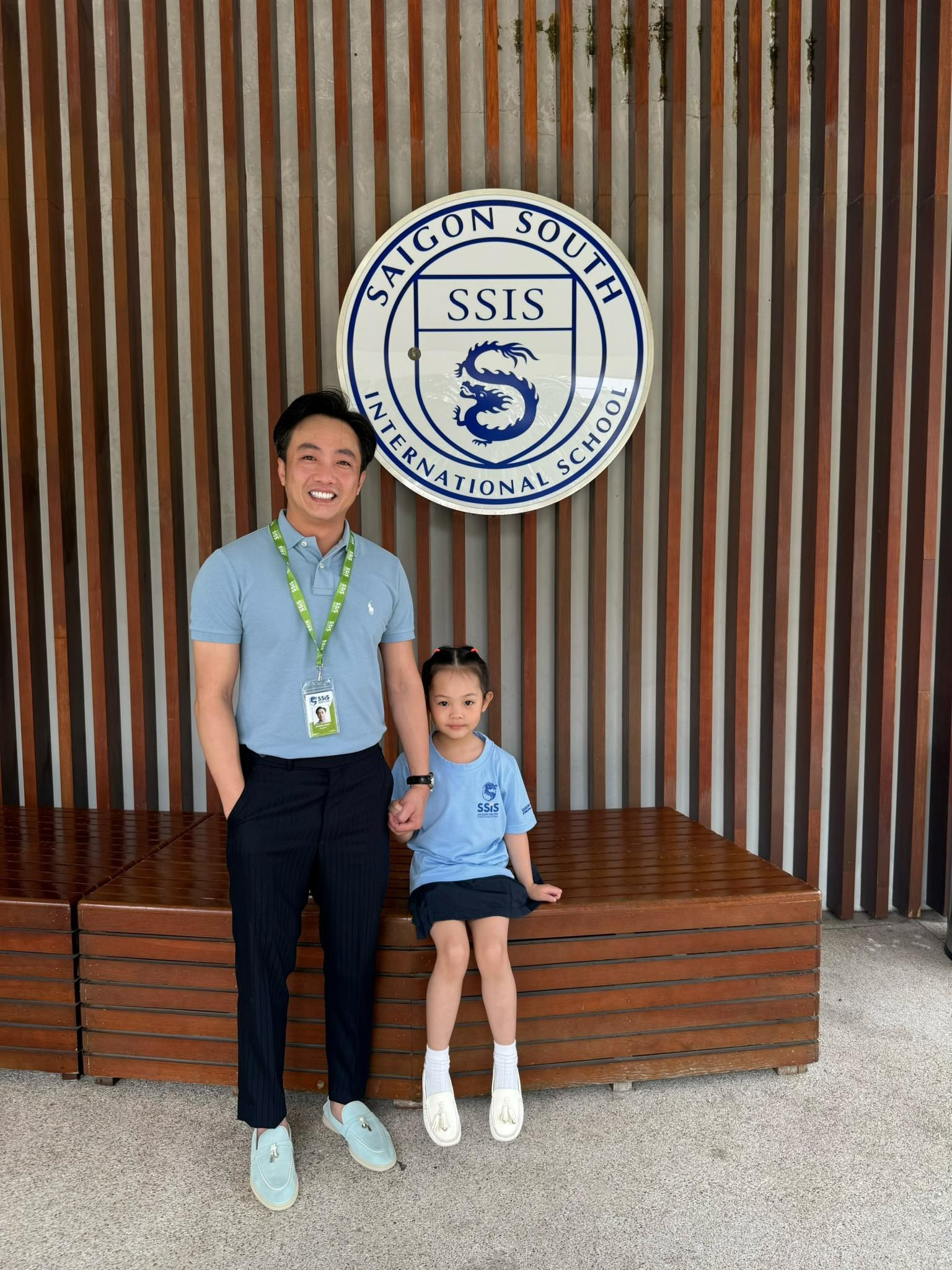 Vợ chồng Cường Đô La Đàm Thu Trang diện đồ đôi đậm mùi tiên đưa ái nữ Suchin đi học