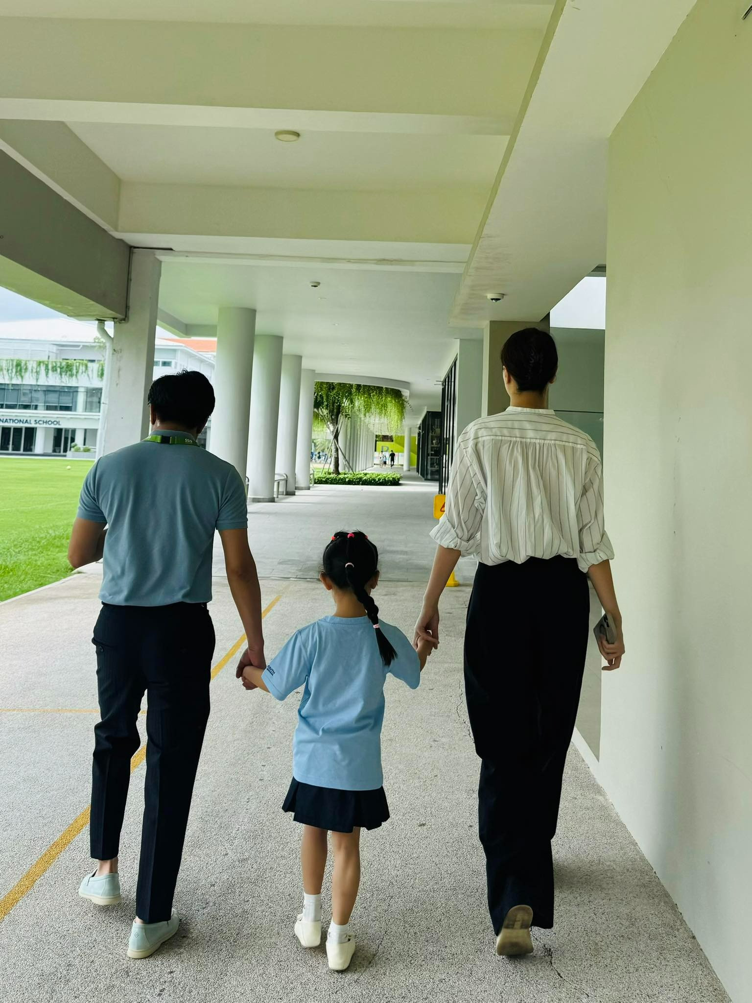 Vợ chồng Cường Đô La Đàm Thu Trang diện đồ đôi đậm mùi tiên đưa ái nữ Suchin đi học