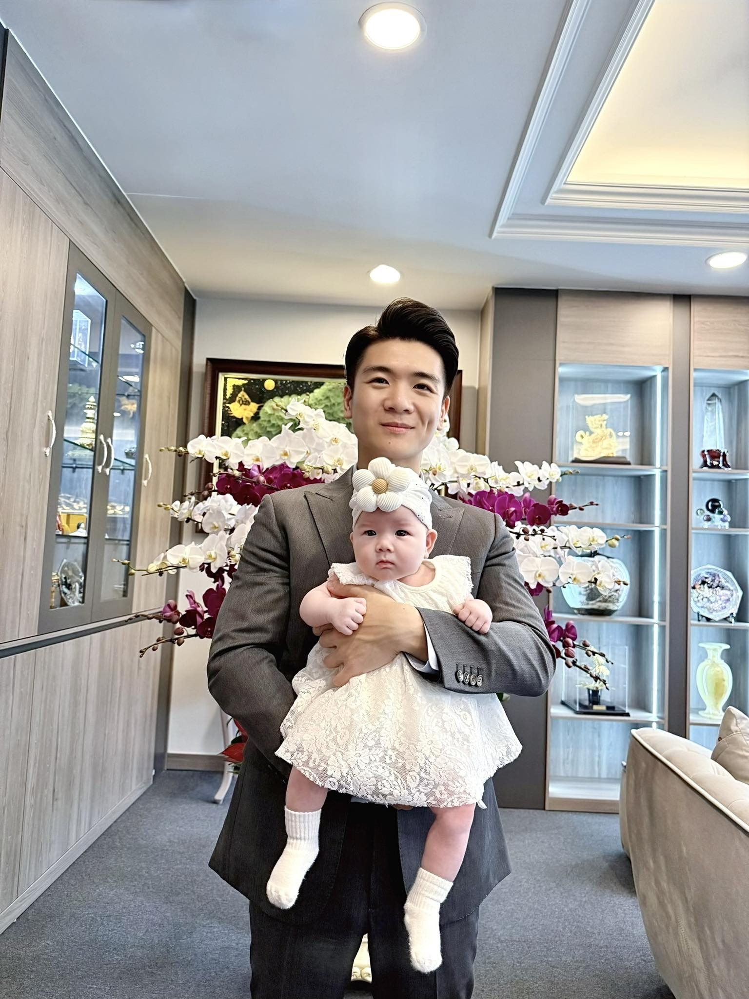 Anh chồng Đỗ Mỹ Linh lần đầu để lộ cận gương mặt con gái thứ 3