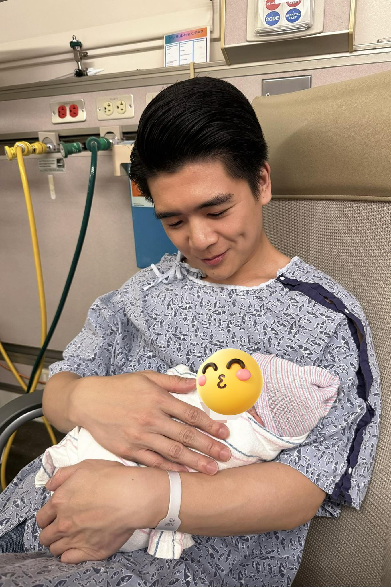 Anh chồng Đỗ Mỹ Linh lần đầu để lộ cận gương mặt con gái thứ 3