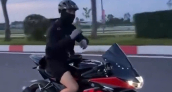 Cảnh sát triệu tập nam thanh niên 'múa quạt' khi lái xe Suzuki GSX 150R