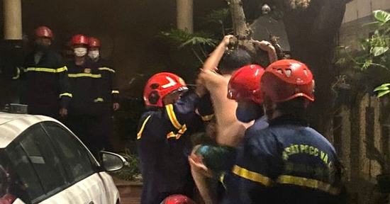 Cứu 5 người thoát khỏi đám cháy trong đêm