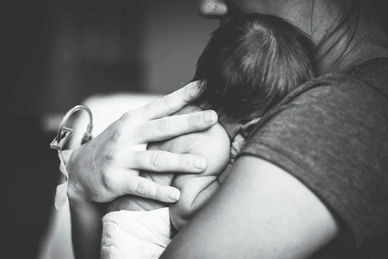 Dân mạng đau xót trước cái chết của em bé phải sinh mổ sớm để trúng 'ngày đẹp'