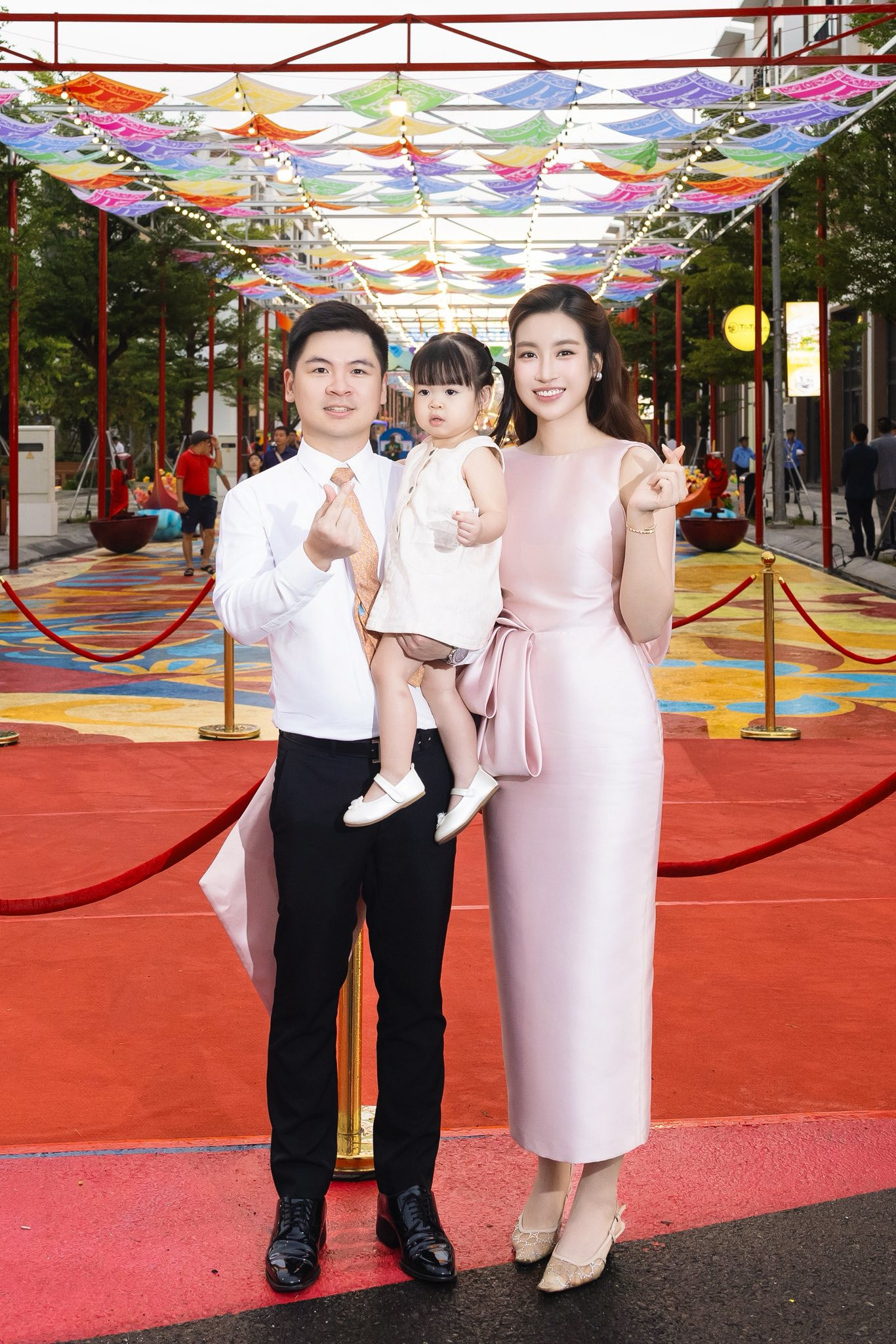 Đỗ Mỹ Linh khoe khoảnh khắc 'hộ tống chủ tịch' - Ảnh 3.