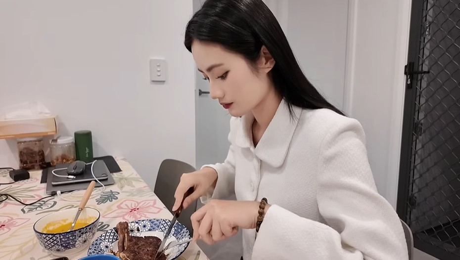 Hoa hậu Ý Nhi đi xin việc làm ở Úc