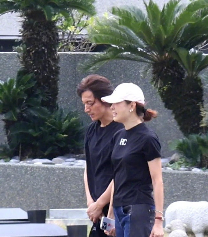 Ngôn Thừa Húc khóc khi đến viếng mộ Từ Hy Viên