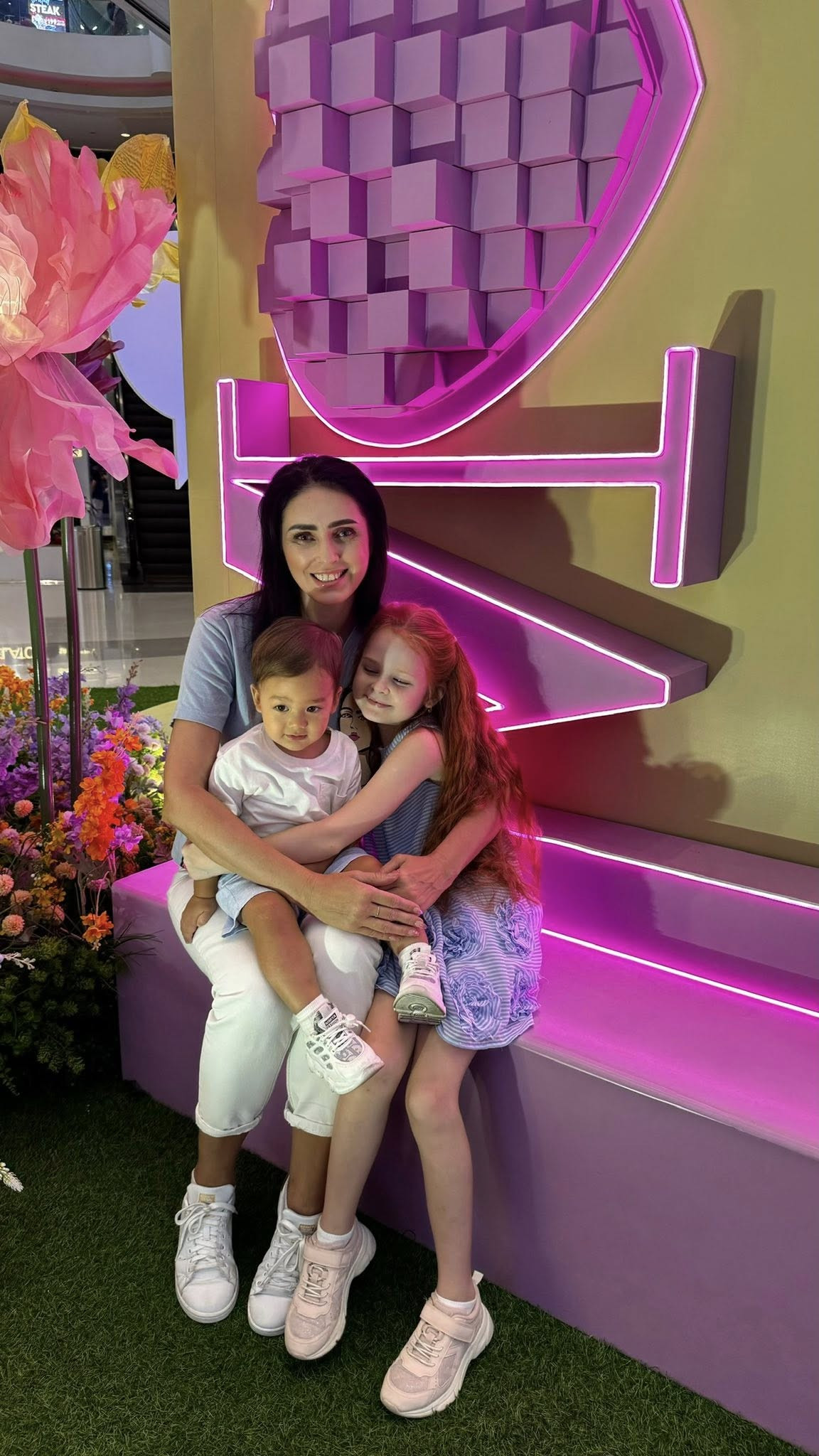 Phát sốt diện mạo quá trẻ đẹp mẹ vợ người ngoại quốc của thủ môn Bùi Tiến Dũng