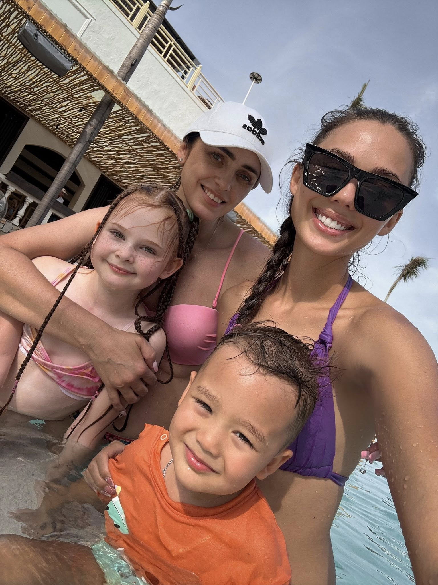 Phát sốt diện mạo quá trẻ đẹp mẹ vợ người ngoại quốc của thủ môn Bùi Tiến Dũng