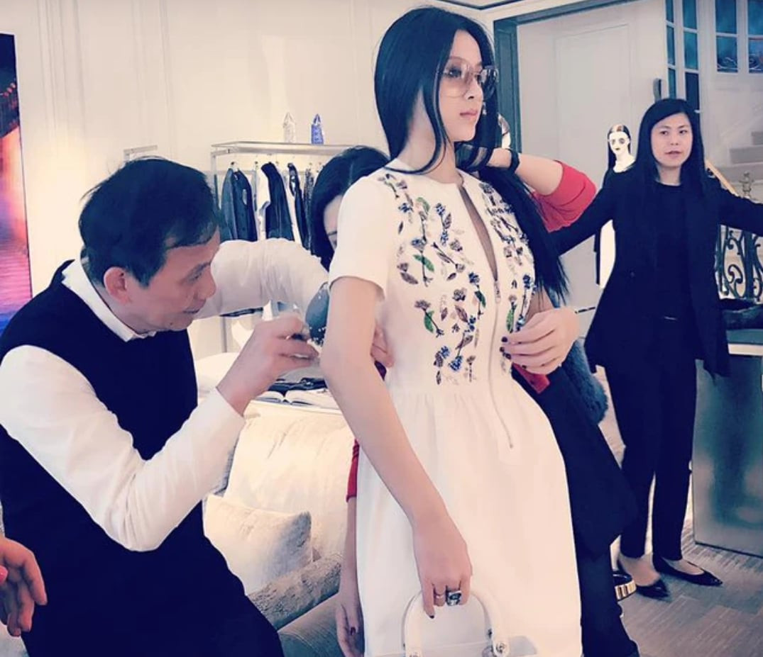 Sao Việt mua đồ hiệu: Huyền Baby bay sang Singapore mua 1 cái váy, được chăm sóc chuẩn khách VIP - Ảnh 4