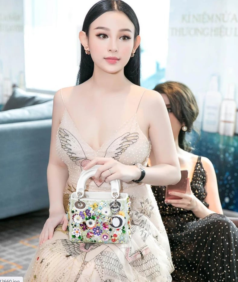 Sao Việt mua đồ hiệu: Huyền Baby bay sang Singapore mua 1 cái váy, được chăm sóc chuẩn khách VIP - Ảnh 3