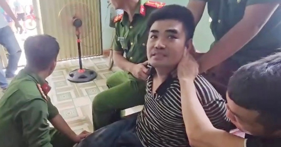 Vây bắt Phạm Văn Nghĩa, đối tượng chém em trai rồi cố thủ trong nhà