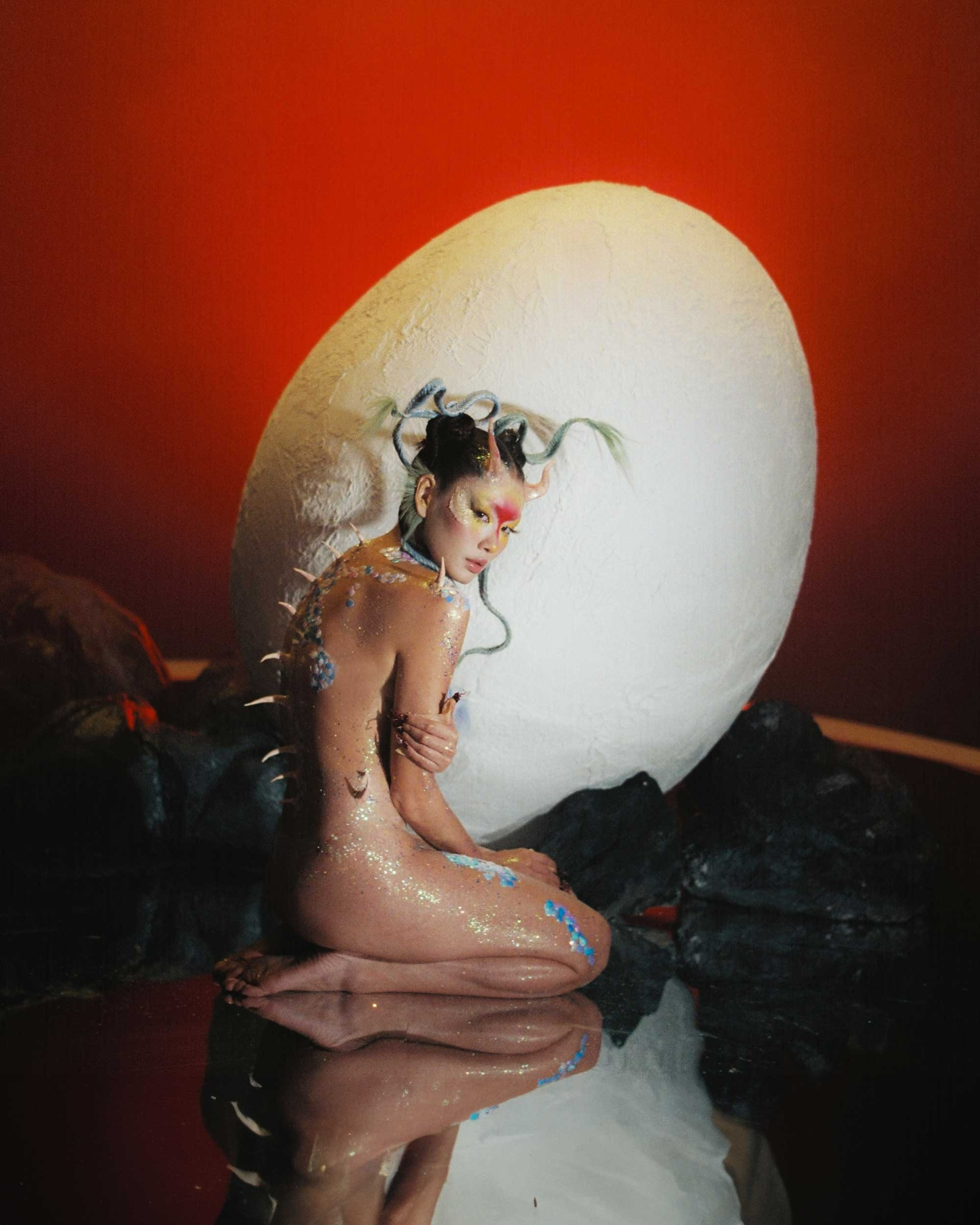 Á hậu Vbiz gây sốc với bộ ảnh bán nude quá ư táo bạo với bikini trên biển