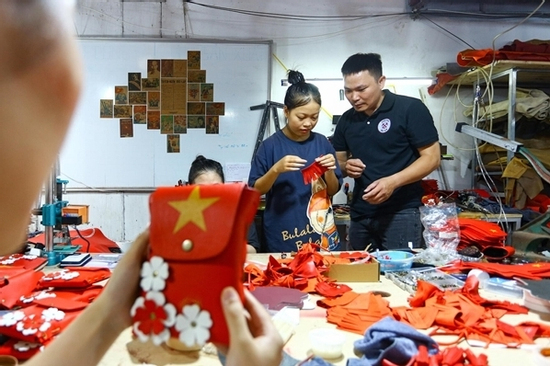 Độc đáo túi xách, ốp điện thoại hình cờ Tổ quốc của những người thợ khuyết tật