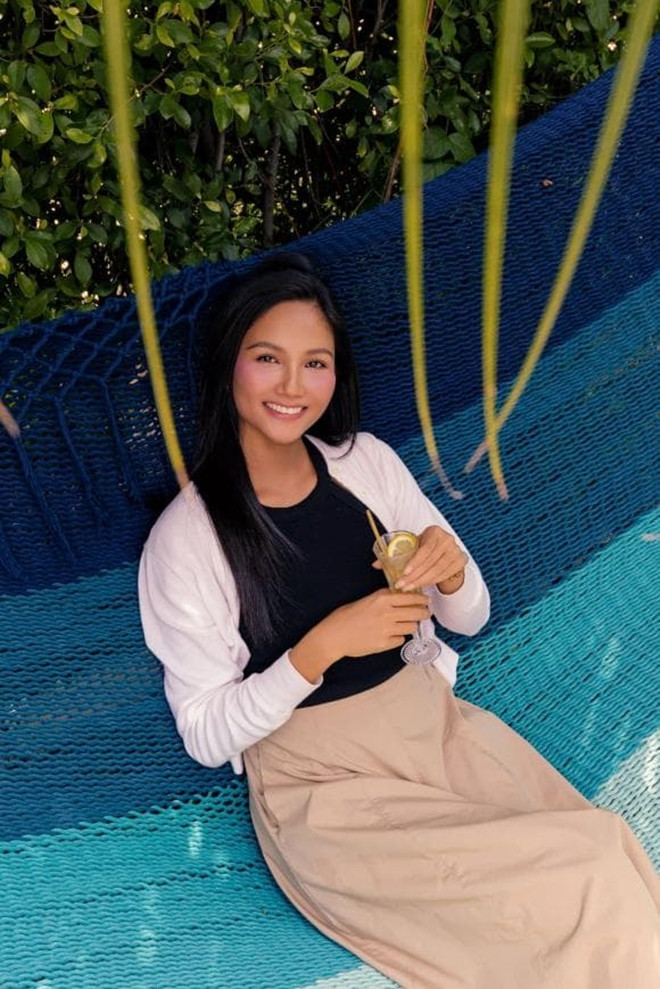 H’Hen Niê bật khóc khi nghe tiếng con đạp “Thiêng liêng đến lạ”