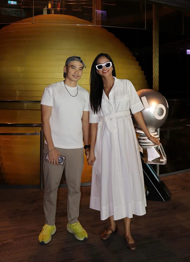 H’Hen Niê bật khóc khi nghe tiếng con đạp “Thiêng liêng đến lạ”