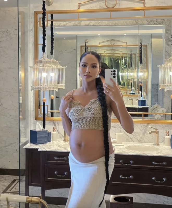 H’Hen Niê bật khóc khi nghe tiếng con đạp “Thiêng liêng đến lạ”