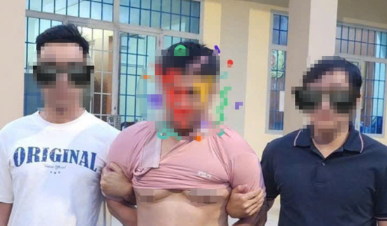 Kẻ biến thái kề dao vào cổ bé gái 12 tuổi để hiếp dâm nhiều lần