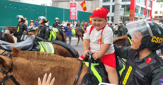 Kỵ binh biểu diễn trên phố, em bé Hải Phòng thích thú lần đầu lên lưng ngựa