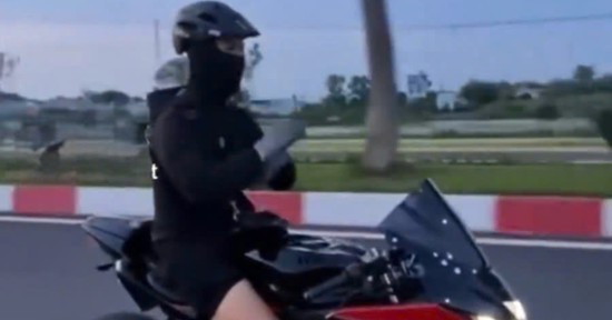 Lái xe thả 2 tay, ‘bốc đầu' để chơi ngông trên mạng, CSGT tịch thu phương tiện