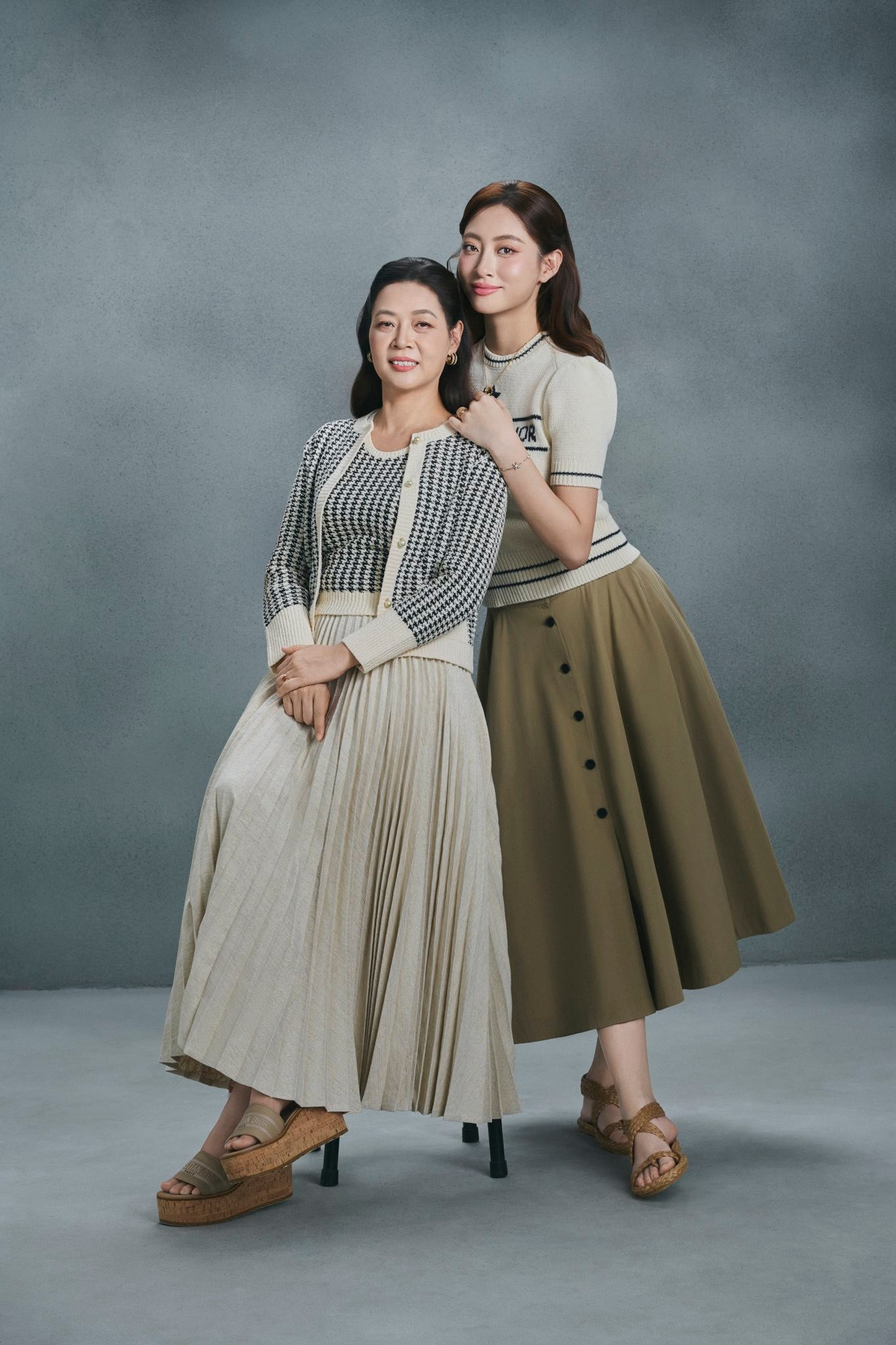 Lương Thùy Linh gây sốt với bộ ảnh đón tuổi mới bên mẹ ruột Giám đốc kho bạc