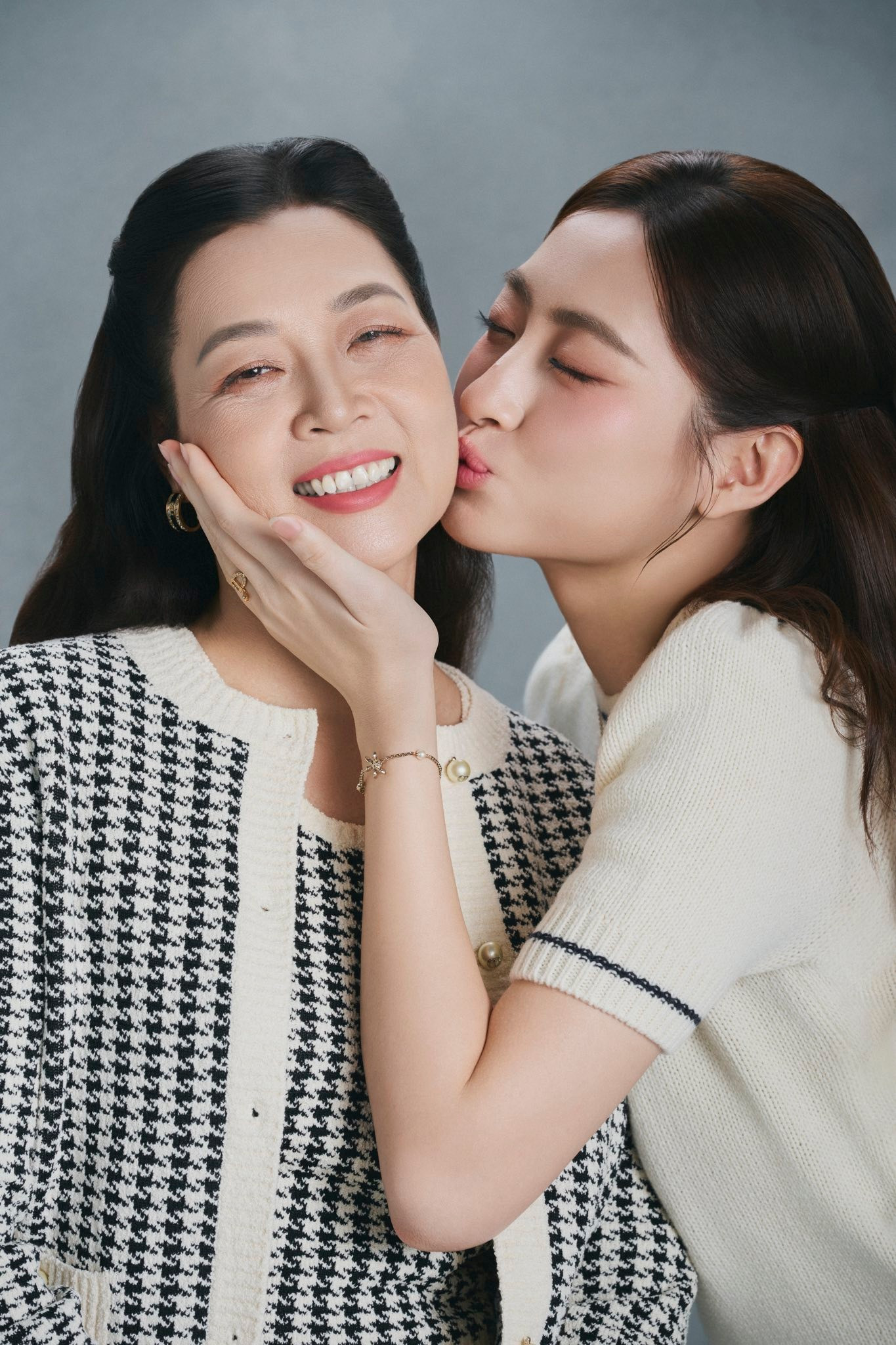 Hoa hậu Lương Thùy Linh gây sốt với bộ ảnh đón tuổi mới bên mẹ ruột Giám đốc kho bạc