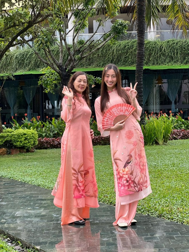 Lương Thùy Linh gây sốt với bộ ảnh đón tuổi mới bên mẹ ruột Giám đốc kho bạc