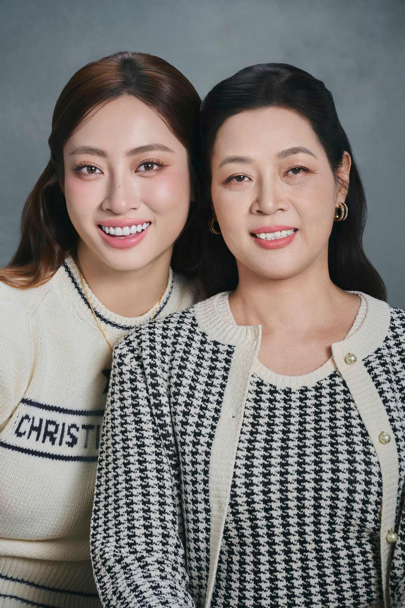 Lương Thùy Linh gây sốt với bộ ảnh đón tuổi mới bên mẹ ruột Giám đốc kho bạc