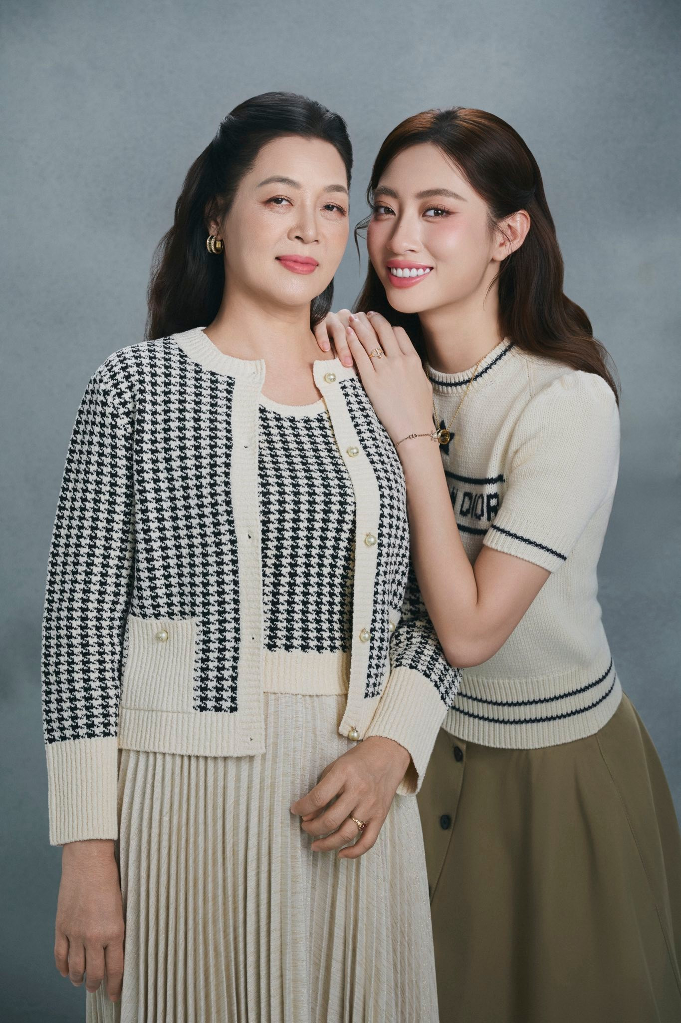 Hoa hậu Lương Thùy Linh  bộ ảnh đón tuổi mới bên mẹ ruột Giám đốc kho bạc