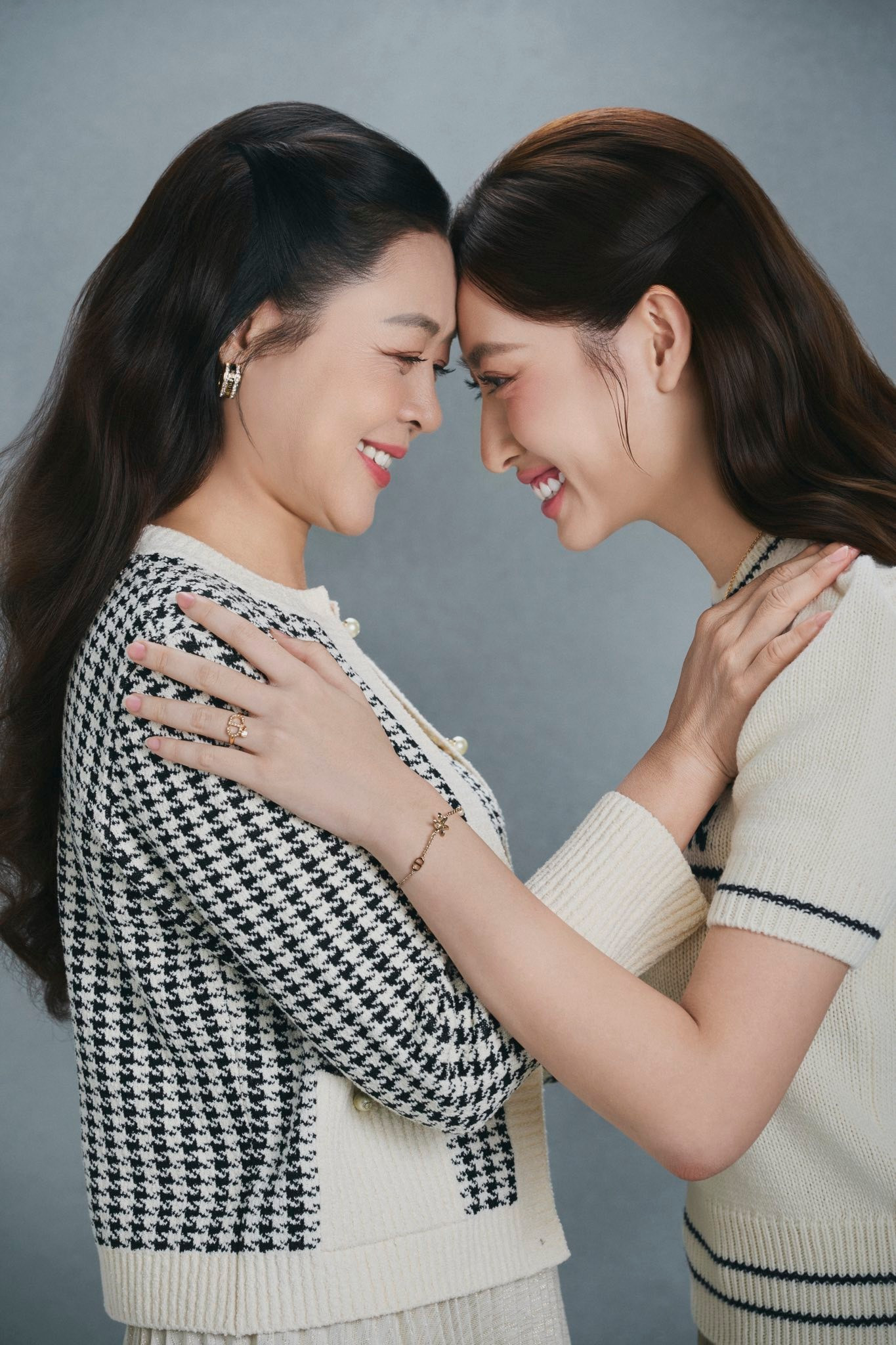 Hoa hậu Lương Thùy Linh gây sốt với bộ ảnh đón tuổi mới bên mẹ ruột Giám đốc kho bạc