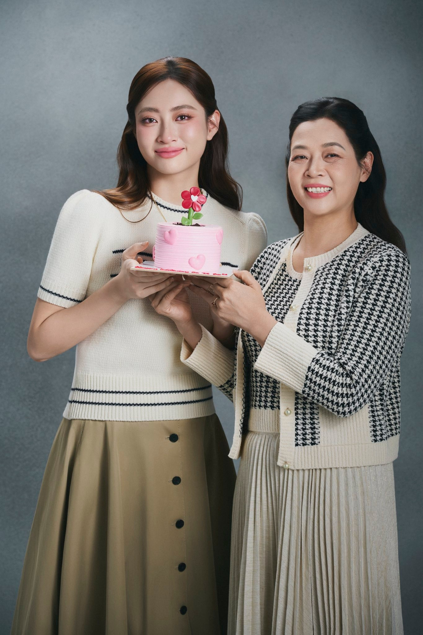 Lương Thùy Linh gây sốt với bộ ảnh đón tuổi mới bên mẹ ruột Giám đốc kho bạc