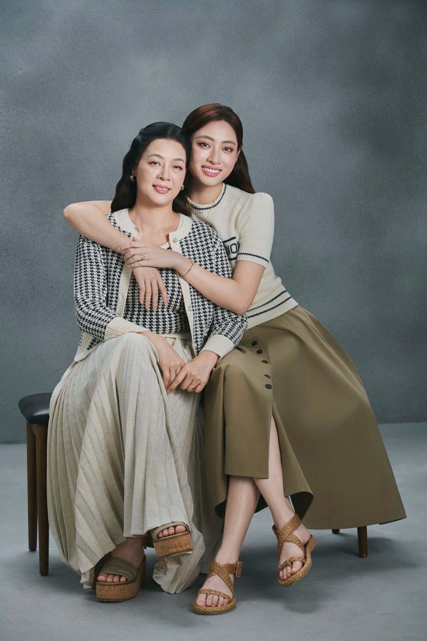 Lương Thùy Linh gây sốt với bộ ảnh đón tuổi mới bên mẹ ruột Giám đốc kho bạc