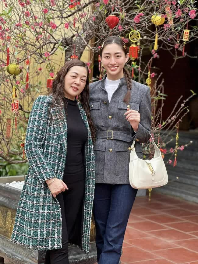 Lương Thùy Linh gây sốt với bộ ảnh đón tuổi mới bên mẹ ruột Giám đốc kho bạc