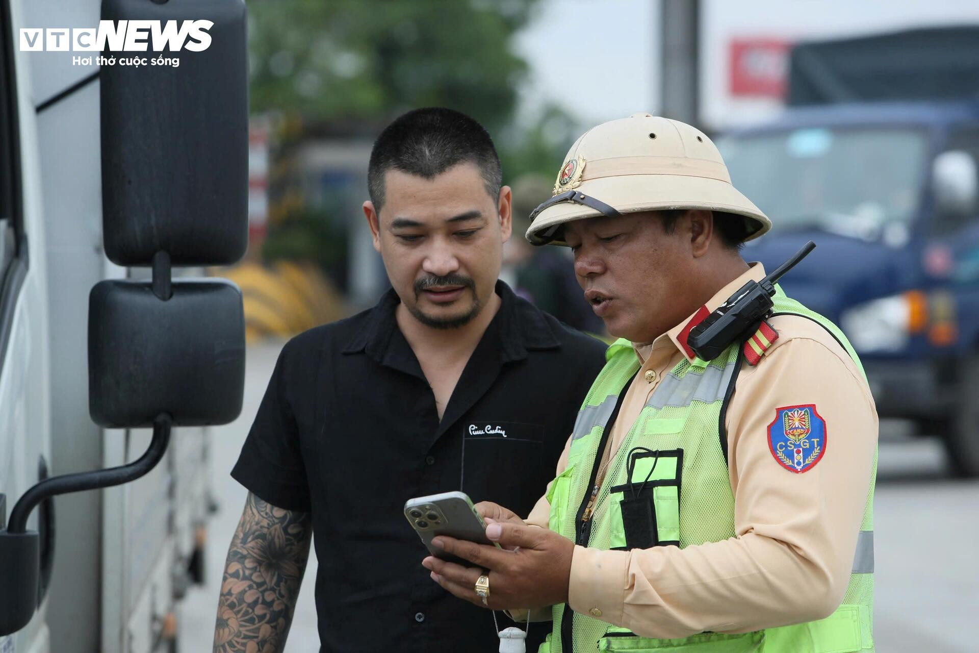 Ngày đầu thí điểm phân làn cao tốc, CSGT phát loa nhắc xe tải không đi vào làn 1 - 8