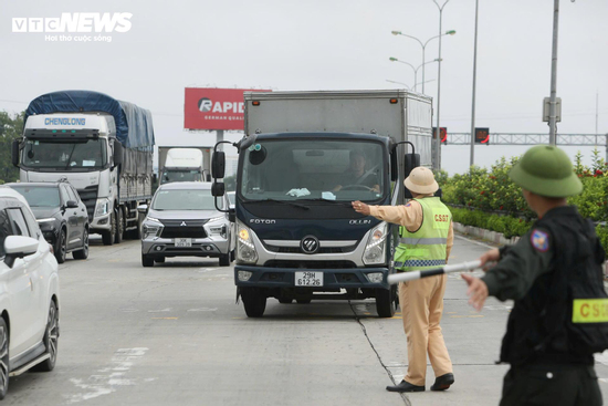 Ngày đầu thí điểm phân làn cao tốc, CSGT phát loa nhắc xe tải không đi vào làn 1